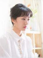 朱麗（李念飾演）