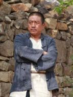 魏守根（丁勇岱飾演）