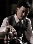 姚貴陽（邱心志飾演）